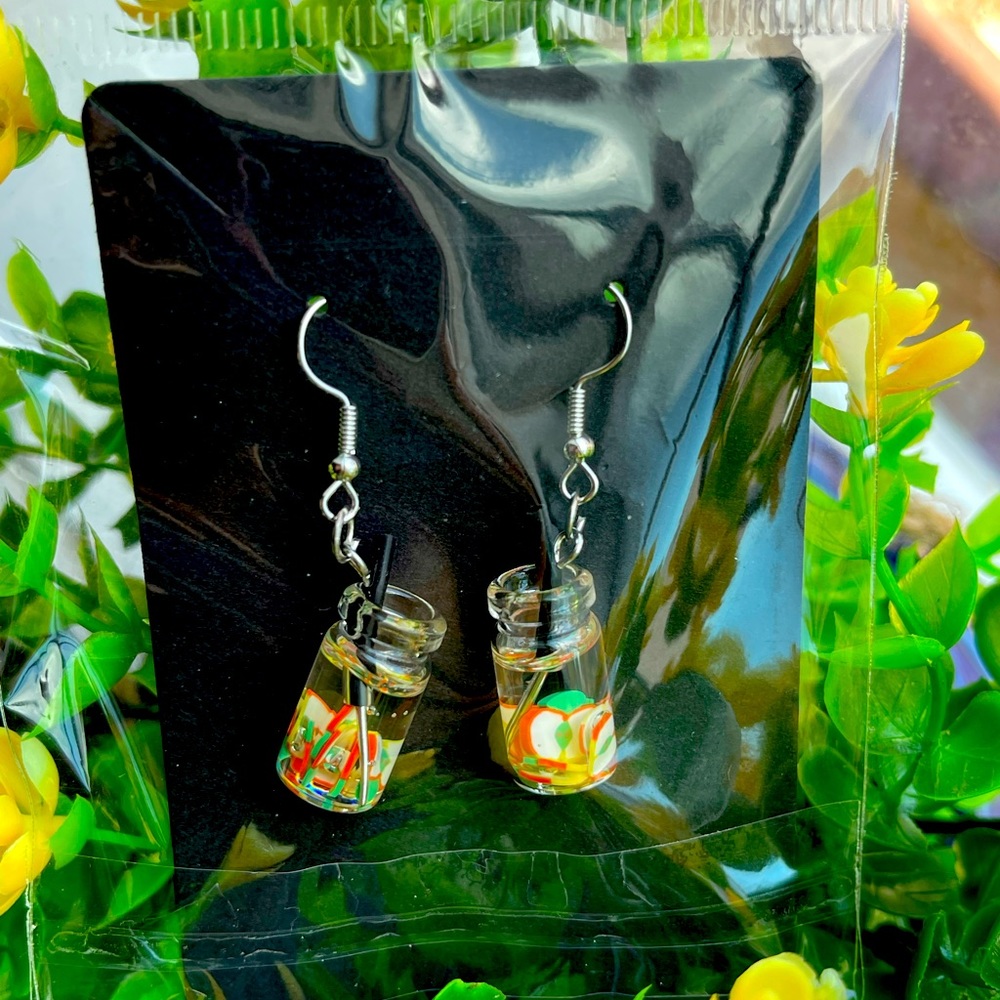 Earrings, apple drink. Super cute!